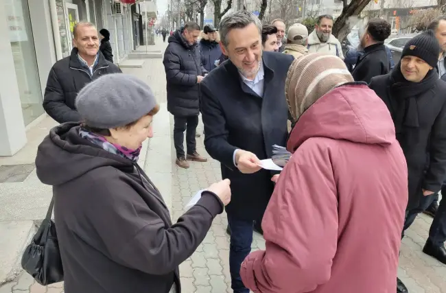 Foto Primarul De Mezzo şi membrii PNL Slatina au împărţit mărţişoare, pe banii slătinenilor (FOTO)