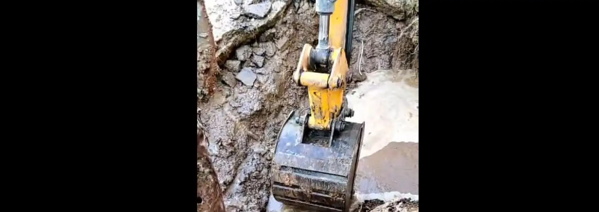 Foto Avarie la rețeaua de apă din Slatina: Locuitorii de pe strada Elena Doamna, afectați de intervenție (VIDEO)