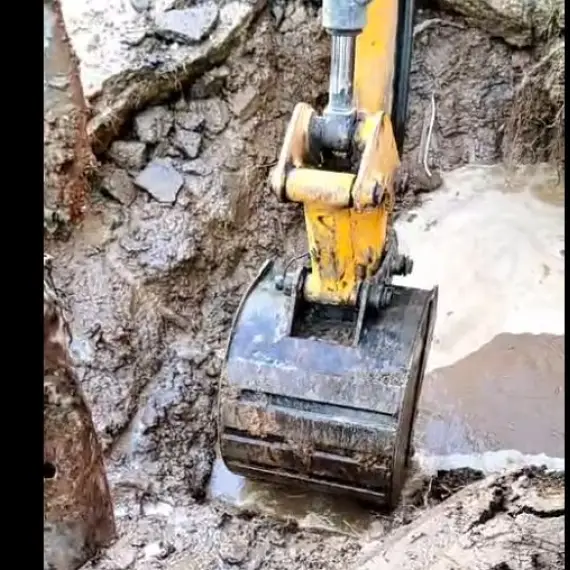 Foto Avarie la rețeaua de apă din Slatina: Locuitorii de pe strada Elena Doamna, afectați de intervenție (VIDEO)