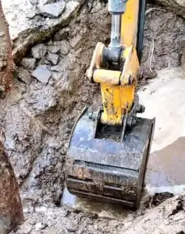 Foto Avarie la rețeaua de apă din Slatina: Locuitorii de pe strada Elena Doamna, afectați de intervenție (VIDEO)