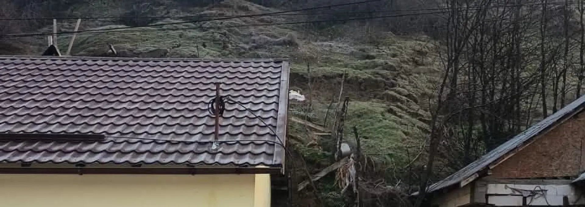 Foto Situație extremă pe strada Grădiște din Slatina: 25 de persoane evacuate din cauza alunecărilor de teren