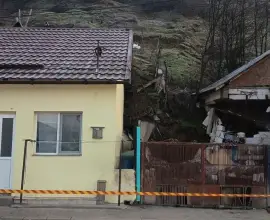 Foto Situație extremă pe strada Grădiște din Slatina: 25 de persoane evacuate din cauza alunecărilor de teren