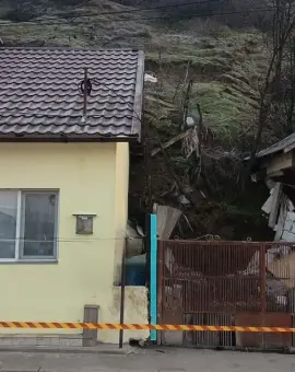 Foto Situație extremă pe strada Grădiște din Slatina: 25 de persoane evacuate din cauza alunecărilor de teren