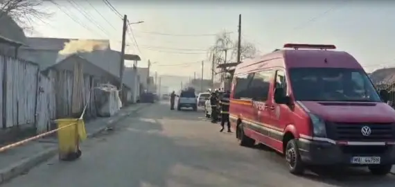 Foto Alunecare de teren pe strada Grădişte din Slatina. Oamenii dau vina pe excavările făcute pentru crucea lui De Mezzo (VIDEO)