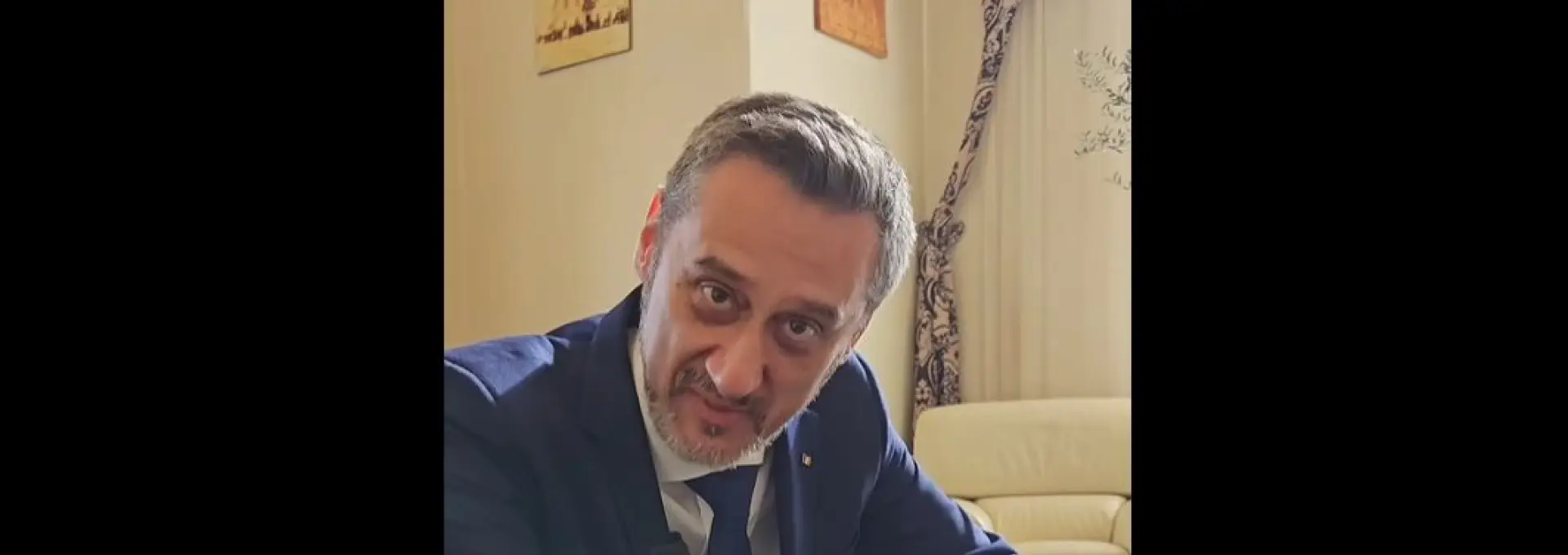 Foto Scandalul apartamentelor de lux din strada Tunari: Mario De Mezzo, surprins ieșind dimineața din blocul unde susține că nu deține nicio proprietate