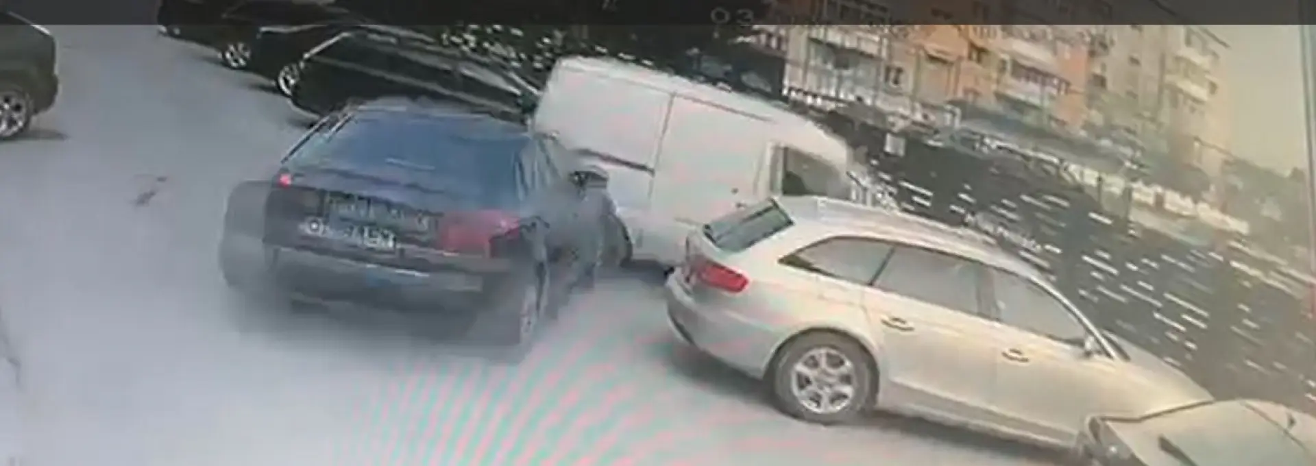 Foto Elev de liceu din Balș, drogat la volan: a lovit trei mașini parcate chiar lângă școală (VIDEO)