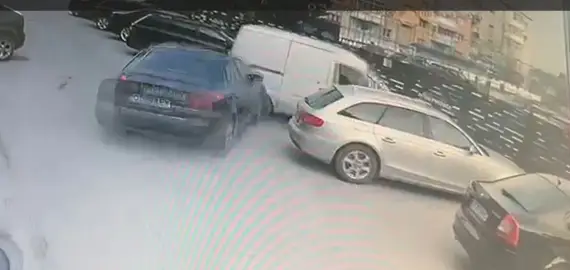 Foto Elev de liceu din Balș, drogat la volan: a lovit trei mașini parcate chiar lângă școală (VIDEO)