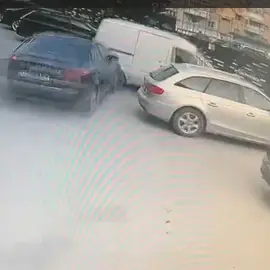 Foto Elev de liceu din Balș, drogat la volan: a lovit trei mașini parcate chiar lângă școală (VIDEO)