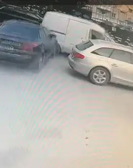 Foto Elev de liceu din Balș, drogat la volan: a lovit trei mașini parcate chiar lângă școală (VIDEO)