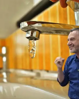 Foto Slatina sub asediul amoniului și nitriților: Apa „potabilă” promisă de Mario De Mezzo, o bombă cu ceas în raportul DSP Olt