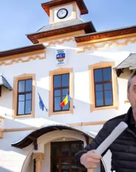 Foto Justiția îl obligă pe Mario De Mezzo să își reangajeze fosta consilieră: despăgubiri uriașe după o demitere ilegală