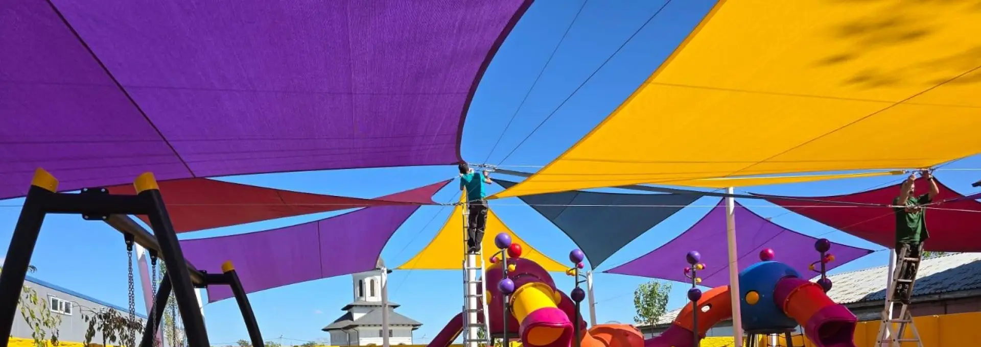 Foto Caracatița achizițiilor directe în Slatina: Cum a ajuns o firmă să încasaze sute de mii de lei pentru „umbrele” și stâlpi