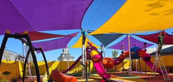 Foto Caracatița achizițiilor directe în Slatina: Cum a ajuns o firmă să încasaze sute de mii de lei pentru „umbrele” și stâlpi