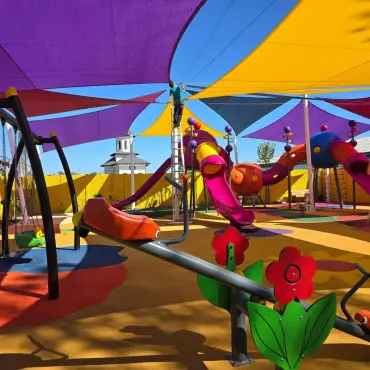 Foto Caracatița achizițiilor directe în Slatina: Cum a ajuns o firmă să încasaze sute de mii de lei pentru „umbrele” și stâlpi