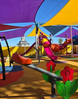 Foto Caracatița achizițiilor directe în Slatina: Cum a ajuns o firmă să încasaze sute de mii de lei pentru „umbrele” și stâlpi