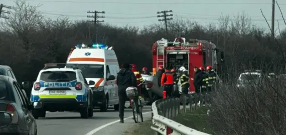 Foto Șofer băut, răsturnat cu mașina pe DN 65, la ieșirea din Balș spre Craiova