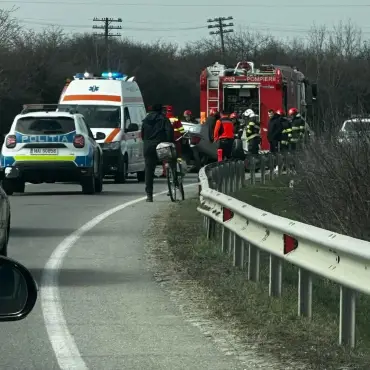 Foto Șofer băut, răsturnat cu mașina pe DN 65, la ieșirea din Balș spre Craiova