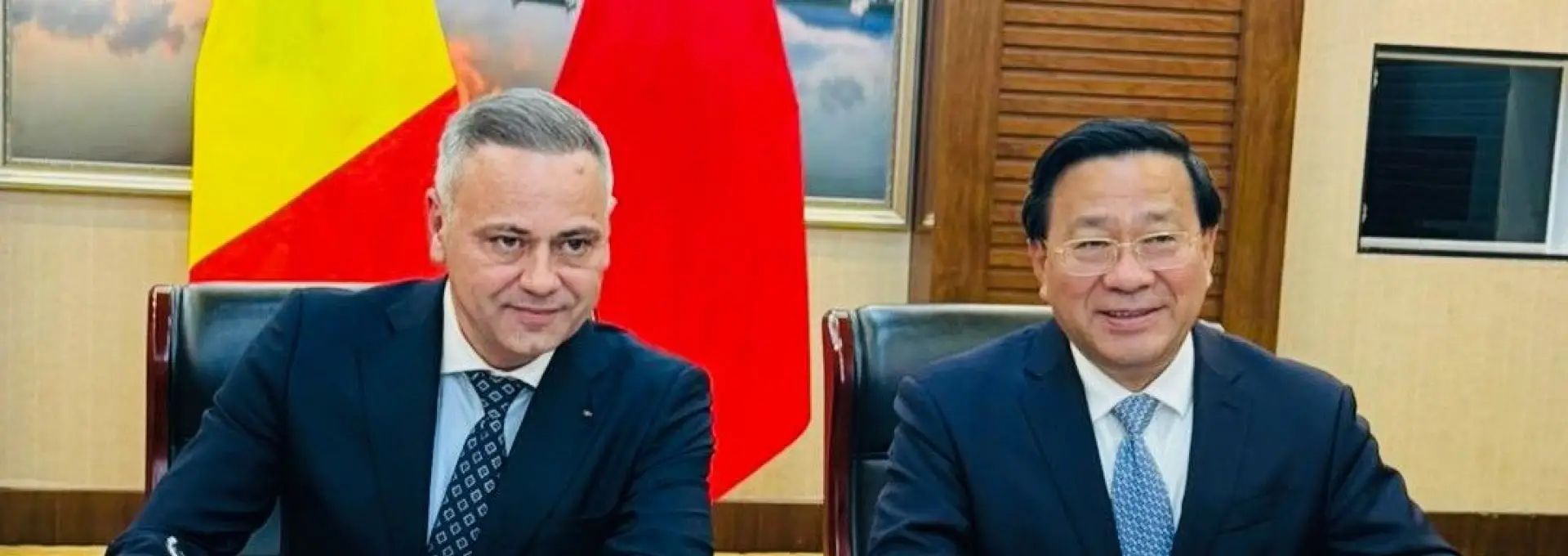 Foto Parteneriat strategic la Beijing. Ministrul Barbu a semnat acordul prin care România începe exportul de carne, lactate și cereale în China