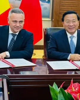 Foto Parteneriat strategic la Beijing. Ministrul Barbu a semnat acordul prin care România începe exportul de carne, lactate și cereale în China