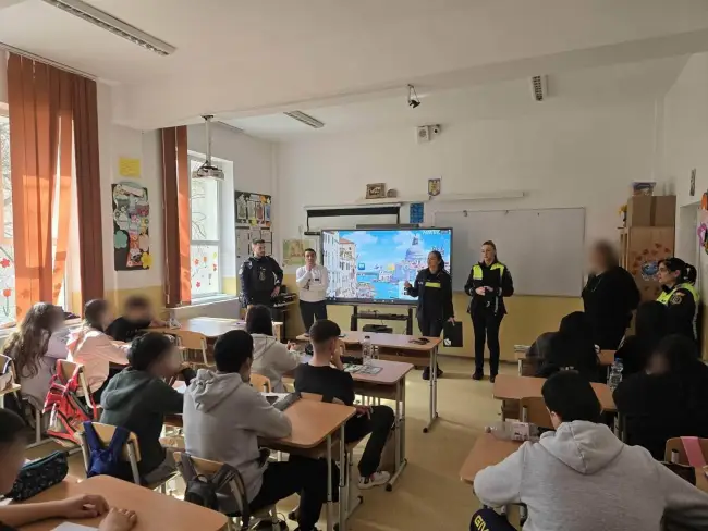 Foto Acţiuni în Olt pentru prevenirea absenteismului şcolar