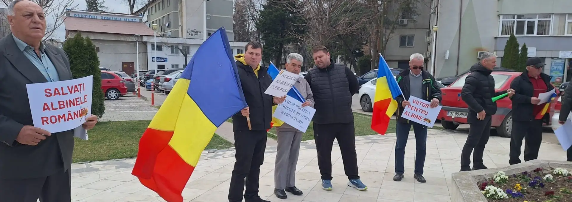 Foto Apicultorii din Olt în stradă: „Vrem să salvăm albina!” Solicitări de urgență către Guvern