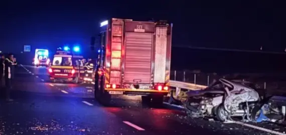 Foto Accident pe DEx12, la Albota. Un autoturism acroşat de un autocar