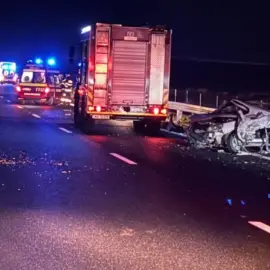 Foto Accident pe DEx12, la Albota. Un autoturism acroşat de un autocar