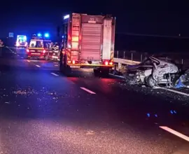 Foto Accident pe DEx12, la Albota. Un autoturism acroşat de un autocar