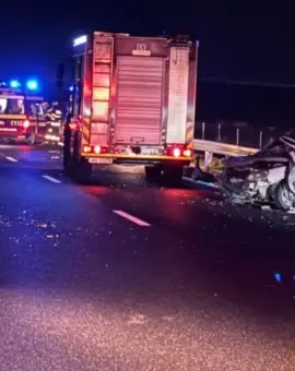Foto Accident pe DEx12, la Albota. Un autoturism acroşat de un autocar