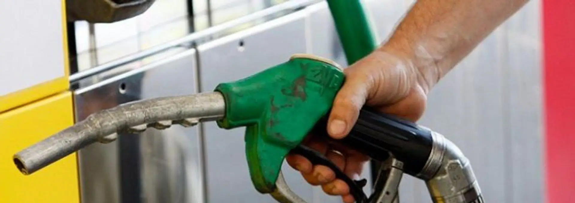 Foto Guvernul va declara situaţie de criză pe piaţa carburanţilor. Adaosul comercial va fi limitat pe o perioadă de 6 luni