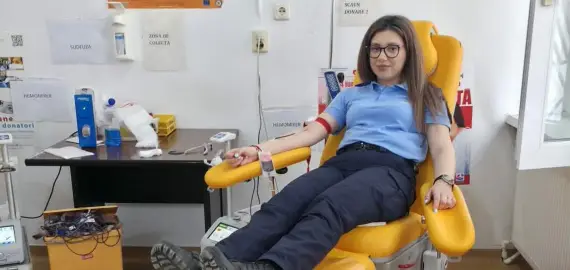 Foto Dincolo de misiuni: jandarmii olteni se implică în campania de donare de sânge