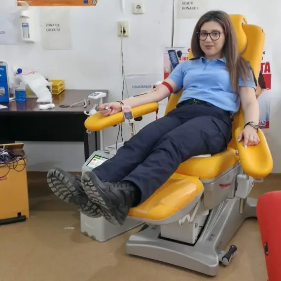 Foto Dincolo de misiuni: jandarmii olteni se implică în campania de donare de sânge