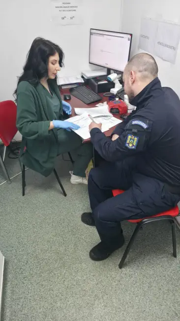 Foto Dincolo de misiuni: jandarmii olteni se implică în campania de donare de sânge