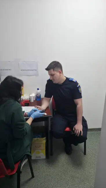 Foto Dincolo de misiuni: jandarmii olteni se implică în campania de donare de sânge