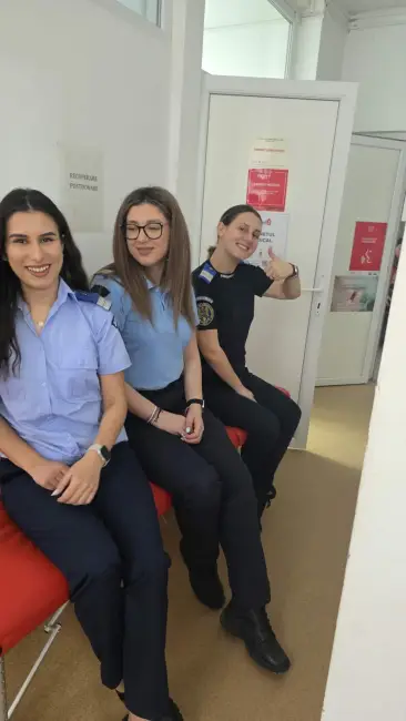 Foto Dincolo de misiuni: jandarmii olteni se implică în campania de donare de sânge