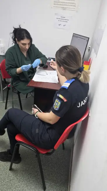 Foto Dincolo de misiuni: jandarmii olteni se implică în campania de donare de sânge