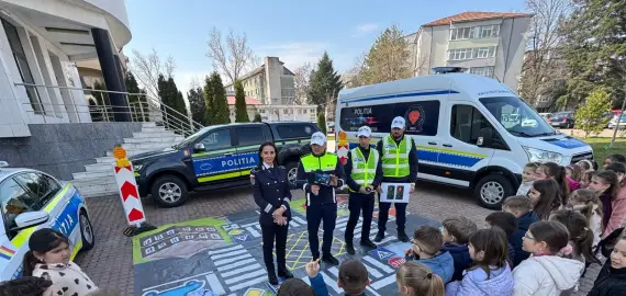 Foto Ziua Poliției Române în Olt: 129 de polițiști avansați în grad și demonstrații spectaculoase în centrul Slatinei