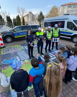Foto Ziua Poliției Române în Olt: 129 de polițiști avansați în grad și demonstrații spectaculoase în centrul Slatinei