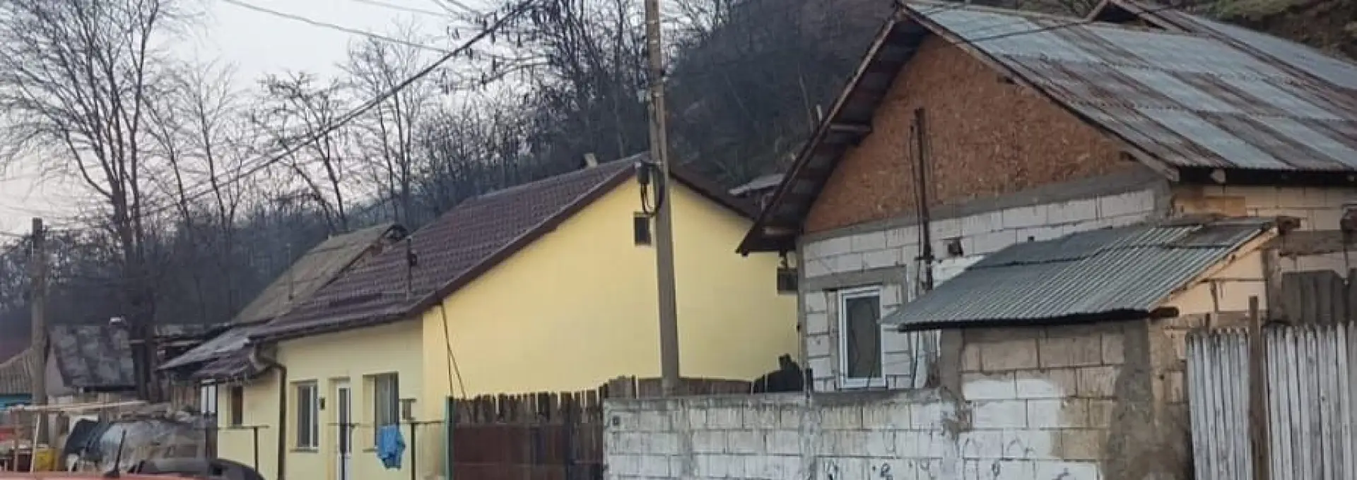 Foto Criză umanitară la Slatina: Familiile evacuate de pe dealul Grădiște refuză containerele primăriei