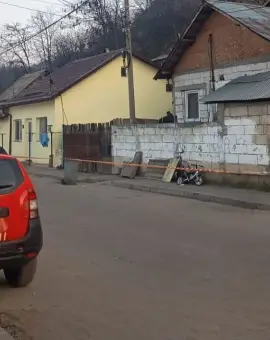 Foto Criză umanitară la Slatina: Familiile evacuate de pe dealul Grădiște refuză containerele primăriei