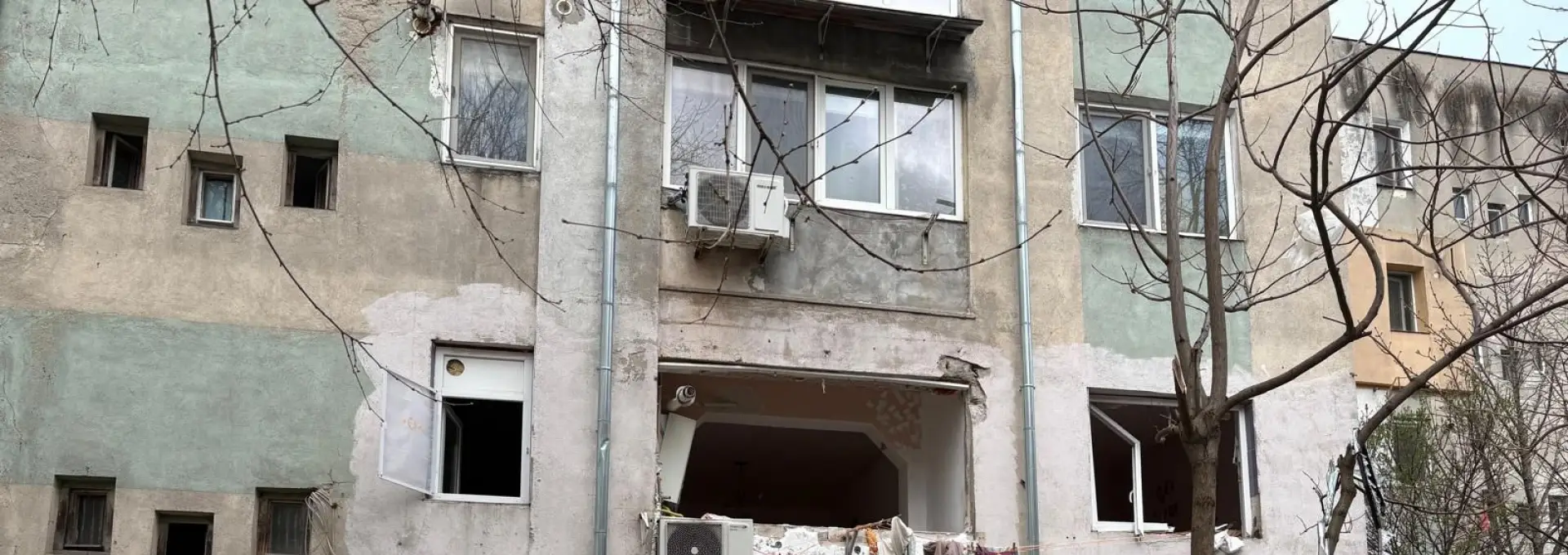 Foto Explozie într-un bloc din Caracal: O persoană la spital, 25 evacuate