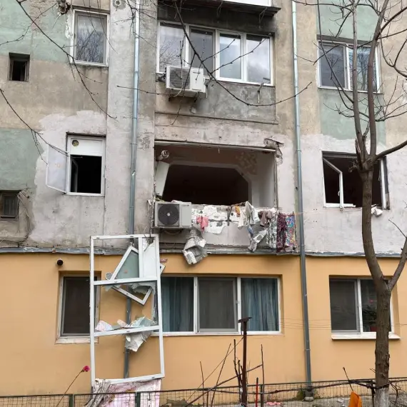 Foto Explozie într-un bloc din Caracal: O persoană la spital, 25 evacuate