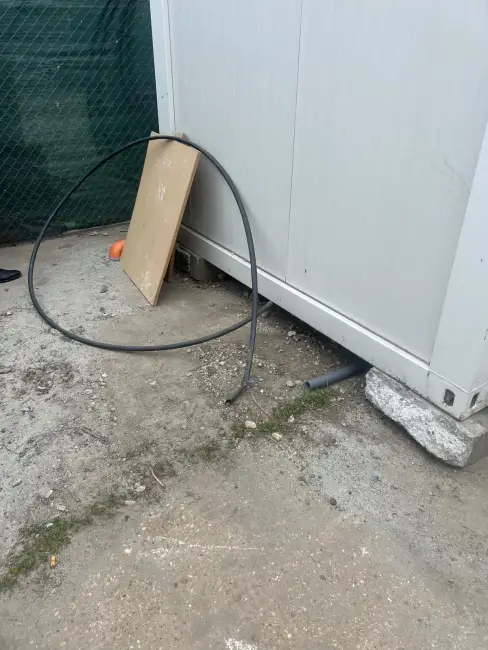 Foto Umilință la marginea Slatinei: Sinistrații de pe strada Grădiște, uitați în containere printre ruine și gunoaie (FOTO)