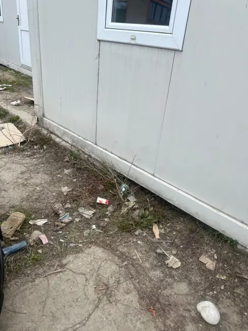 Foto Umilință la marginea Slatinei: Sinistrații de pe strada Grădiște, uitați în containere printre ruine și gunoaie (FOTO)