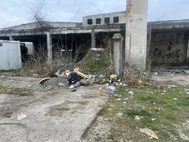 Foto Umilință la marginea Slatinei: Sinistrații de pe strada Grădiște, uitați în containere printre ruine și gunoaie (FOTO)