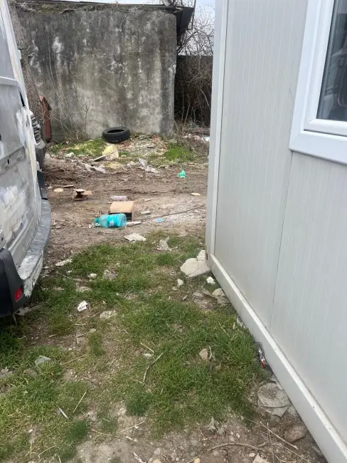 Foto Umilință la marginea Slatinei: Sinistrații de pe strada Grădiște, uitați în containere printre ruine și gunoaie (FOTO)