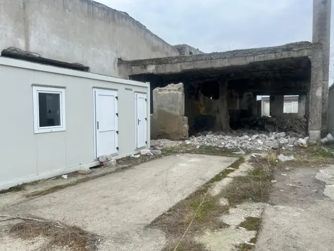 Foto Umilință la marginea Slatinei: Sinistrații de pe strada Grădiște, uitați în containere printre ruine și gunoaie (FOTO)