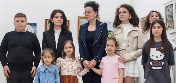 Foto „Culoare și inocență” pe simezele Bibliotecii Județene: Vernisajul care a adus primăvara în sufletele slătinenilor