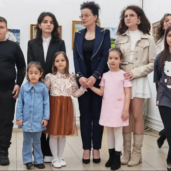 Foto „Culoare și inocență” pe simezele Bibliotecii Județene: Vernisajul care a adus primăvara în sufletele slătinenilor