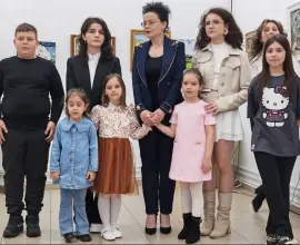 Foto „Culoare și inocență” pe simezele Bibliotecii Județene: Vernisajul care a adus primăvara în sufletele slătinenilor
